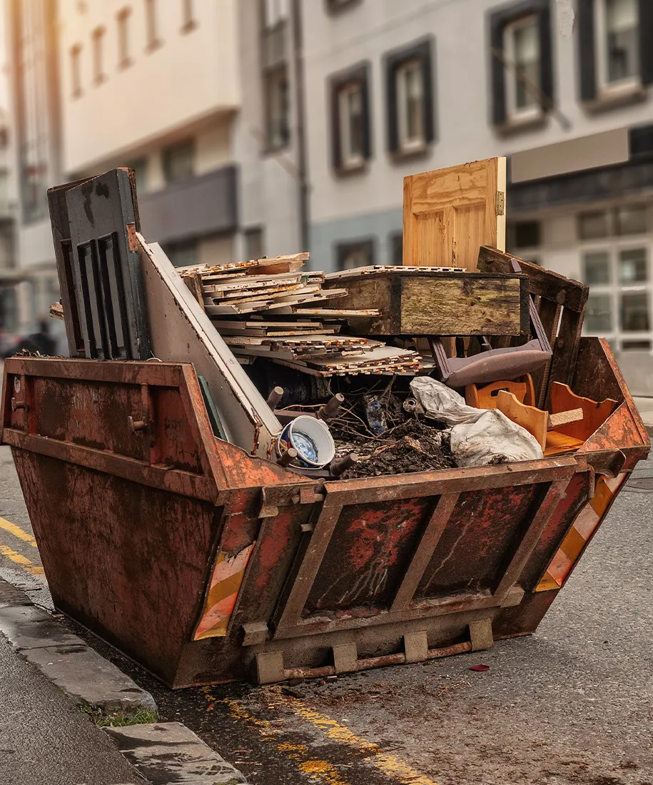 Baumischabfall in einem Container