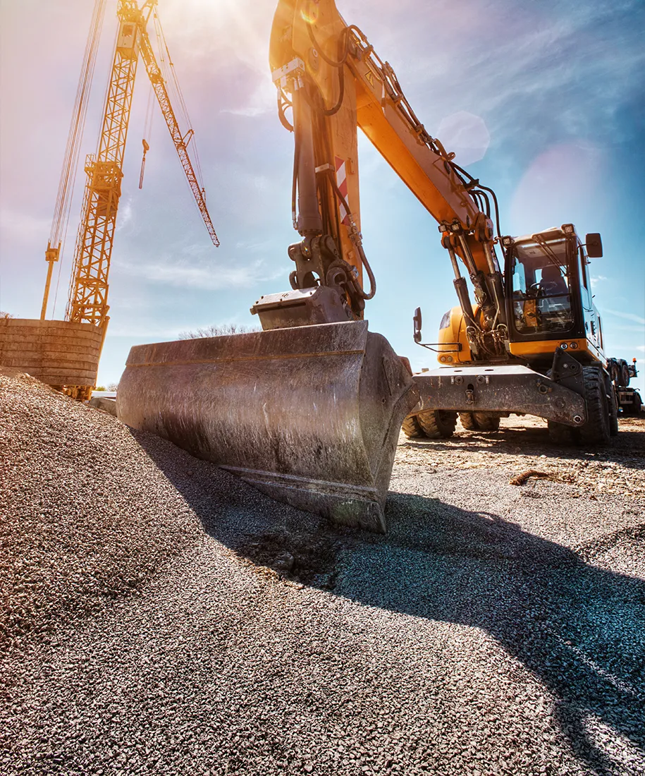 Baukran auf einer Baustelle nimmt Sand auf