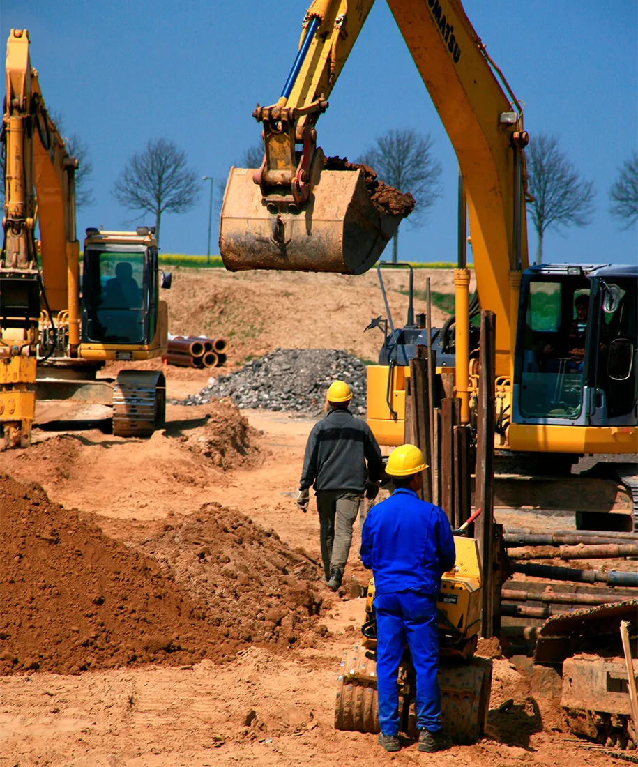 Sand Entladung durch einen Baukran auf einer Baustelle