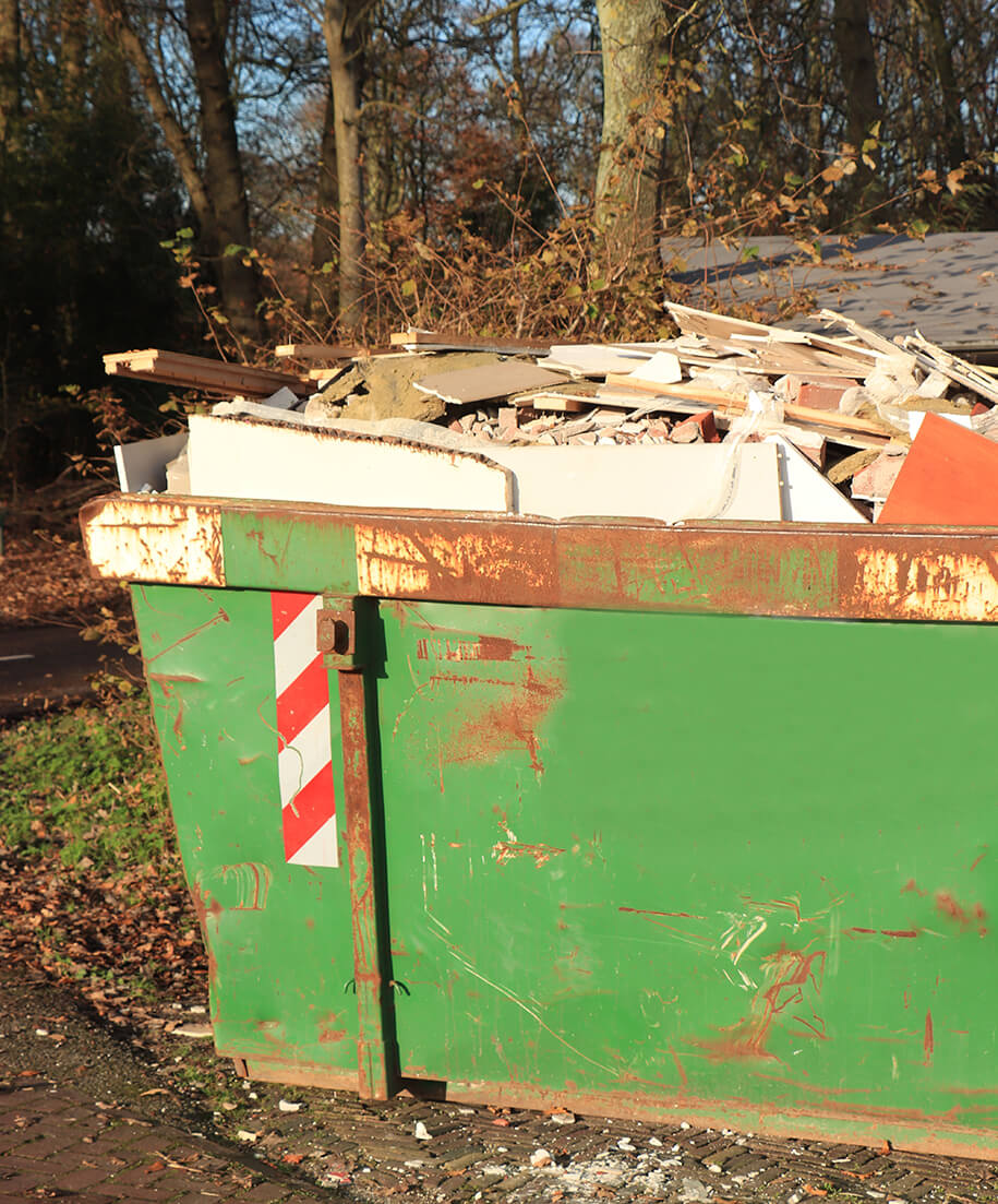 Container mit Holabfällen befüllt